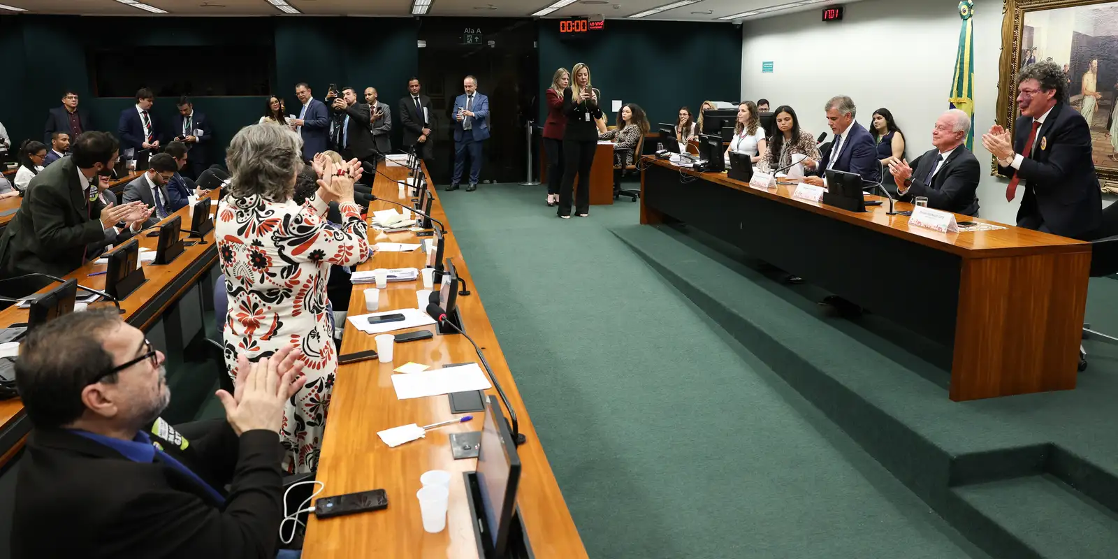 CCJ dá aval para tramitação de propostas que visam eliminar a escala 6x1