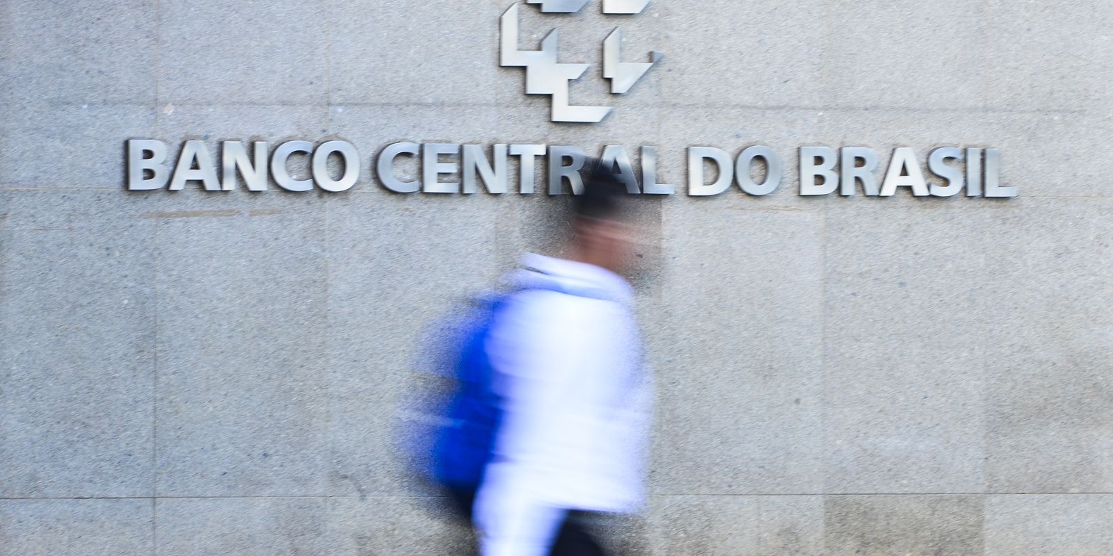Juros elevados persistem na pressão sobre o endividamento familiar