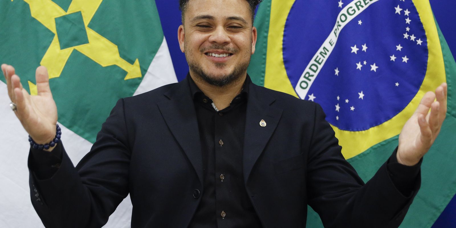 Adotado na Holanda, cantor almeja retorno ao Brasil