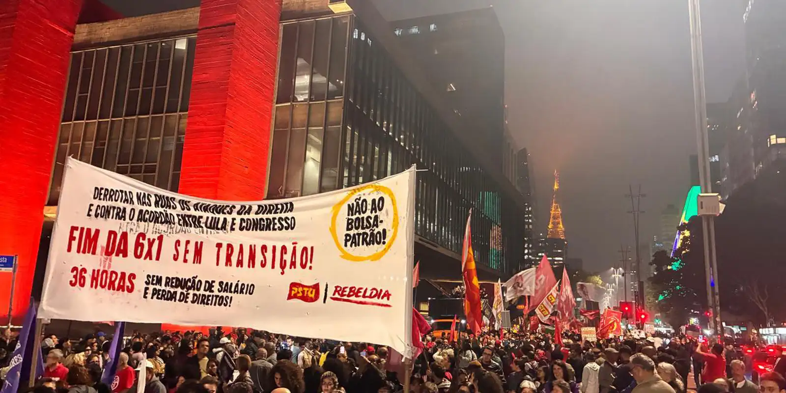 Manifestantes na Avenida Paulista exigem o fim da escala 6x1