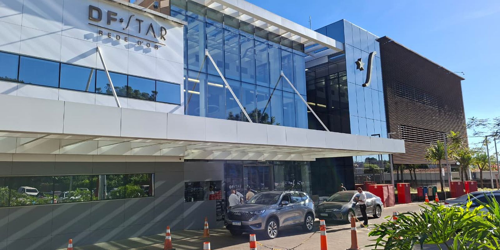 Jair Bolsonaro é internado em Brasília para cirurgia no ombro