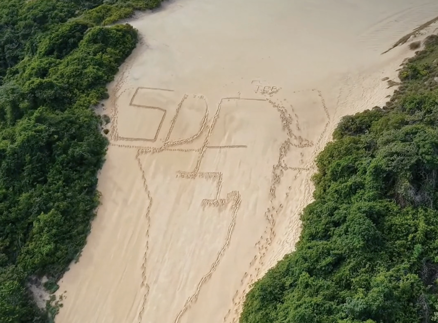Cartão-postal de Natal amanhece com marcação misteriosa na areia