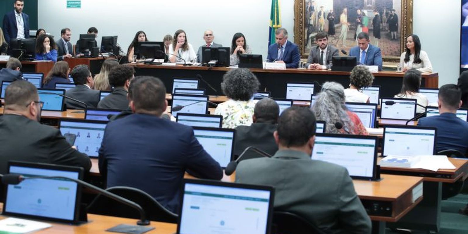 CCJ da Câmara adia votação de PEC sobre maioridade penal