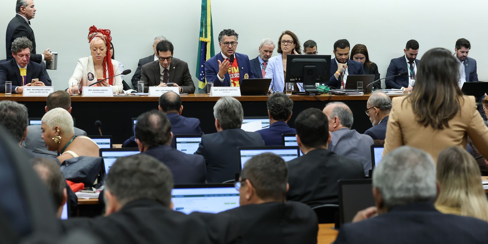 Centrão tenta modificar prazo de transição para o fim da escala 6x1