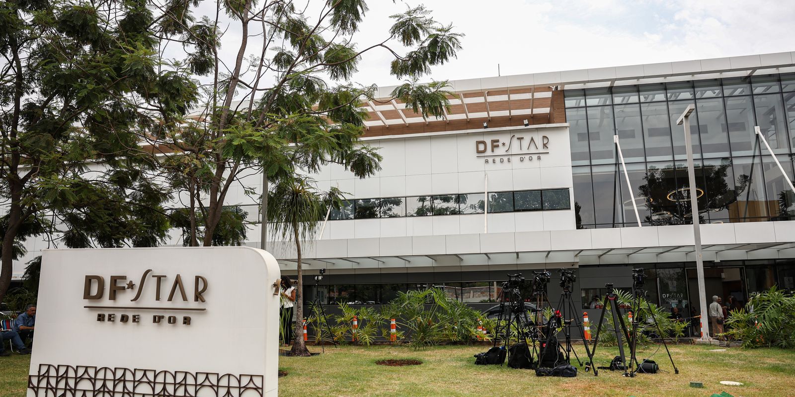 Bolsonaro passa por cirurgia no ombro sem intercorrências, informa equipe médica