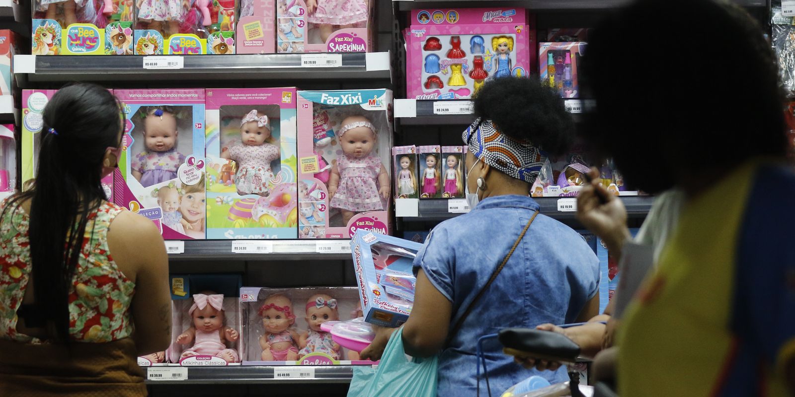 Comércio avança 0,5% em março, impulsionado por dólar em baixa, e atinge novo recorde