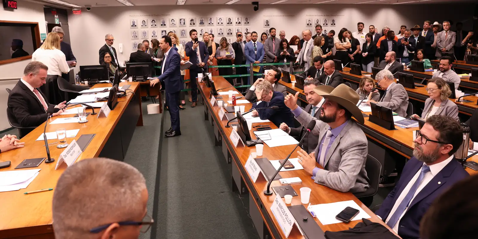 Conselho de Ética suspende três deputados após motim na Câmara