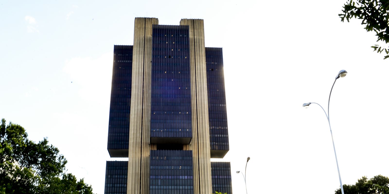 Copom age com prudência em meio a tensões globais e projeções de inflação
