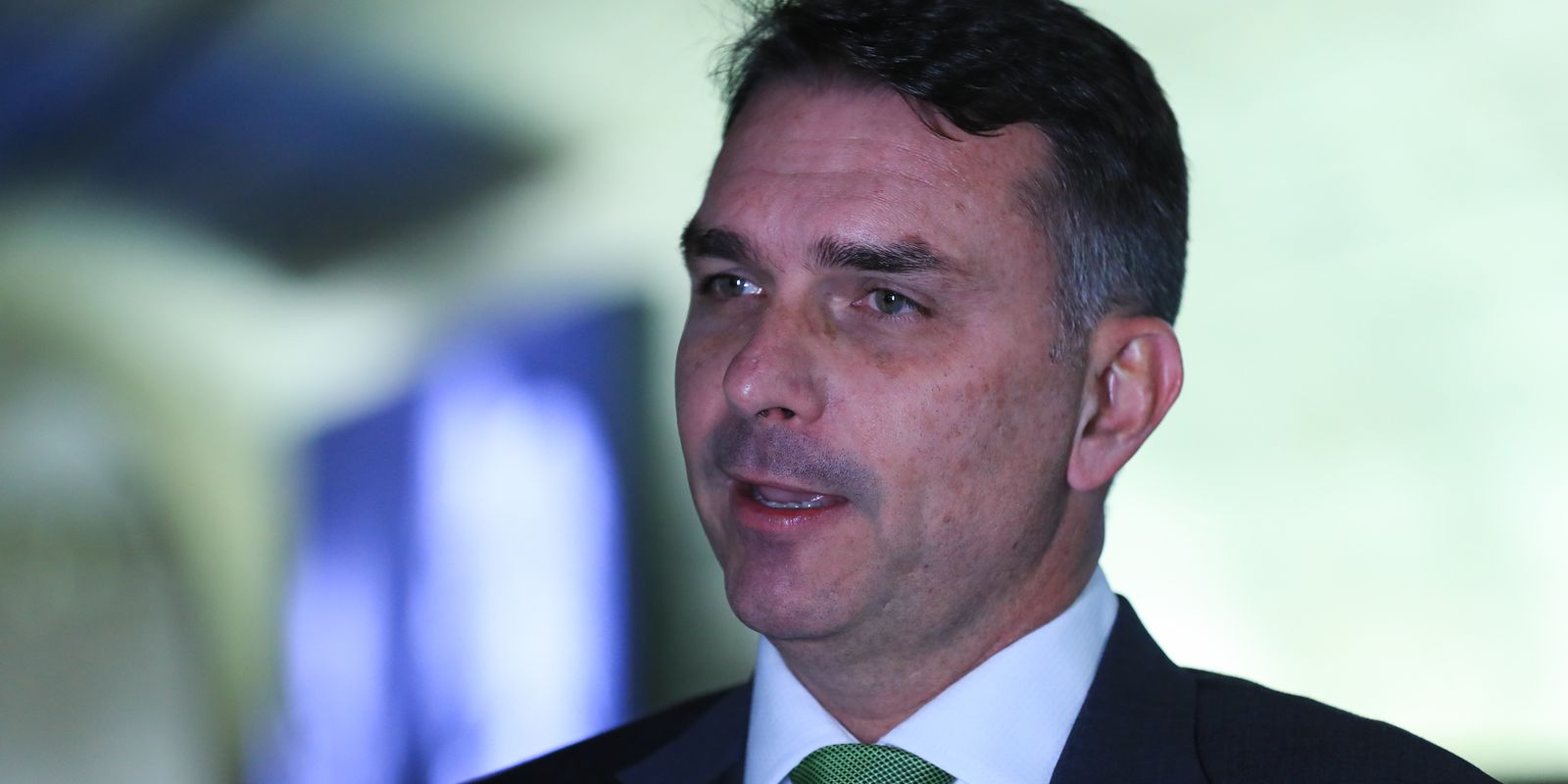 Parlamentares solicitam apuração da ligação entre Daniel Vorcaro e Flávio Bolsonaro
