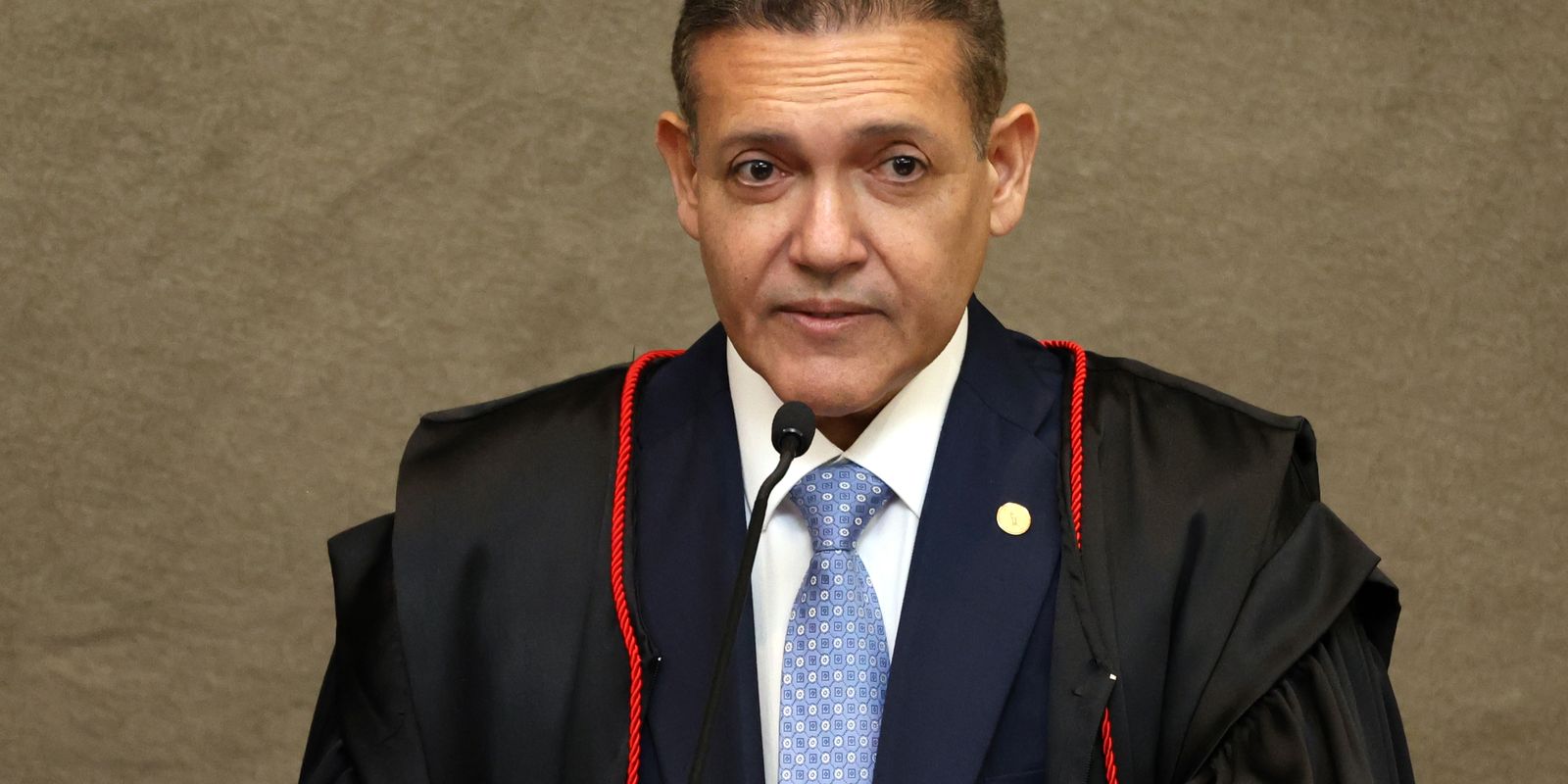 Nunes Marques assume presidência do TSE e foca em controle da IA nas eleições