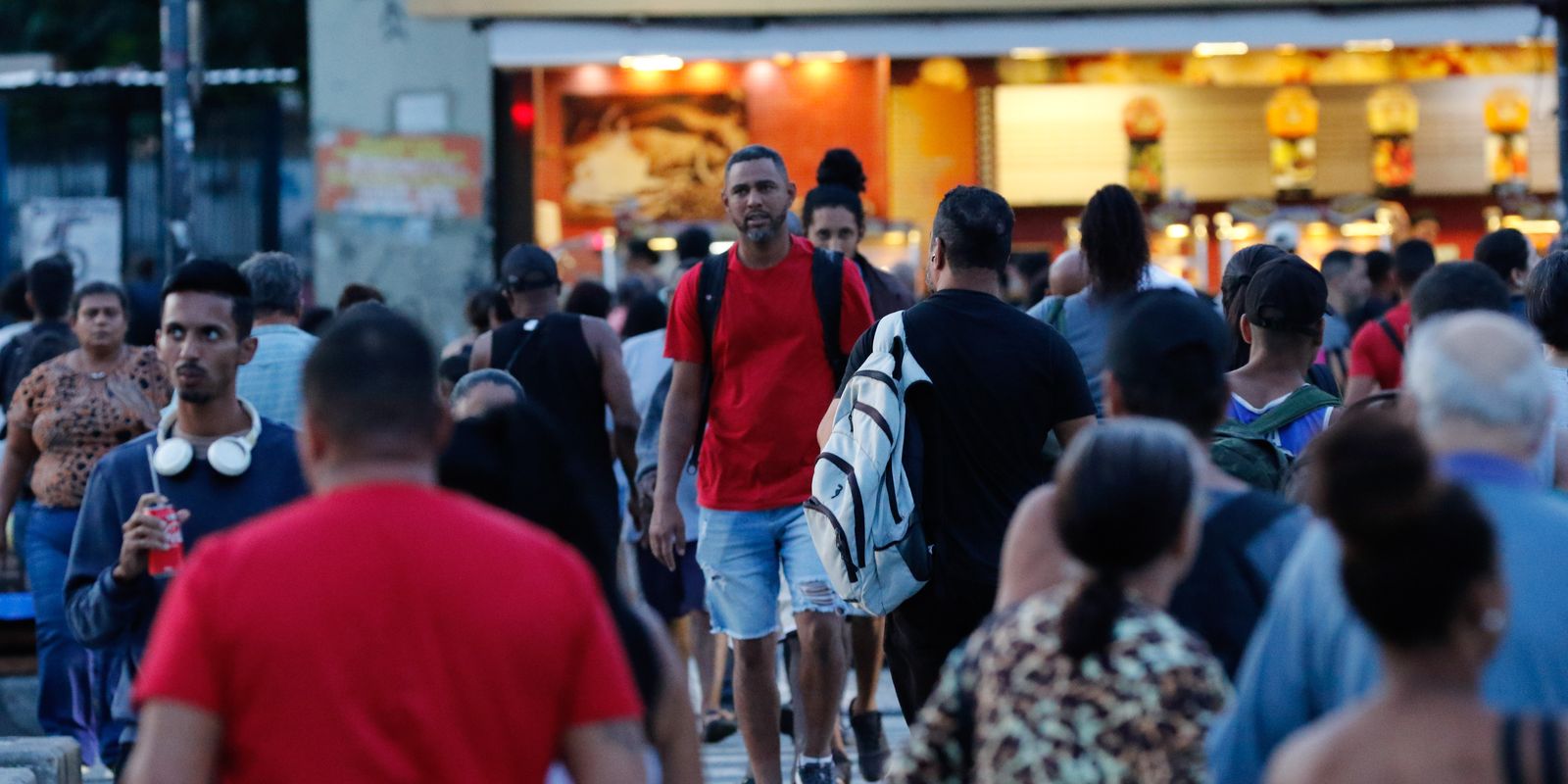 Taxa de desocupação atinge 5,8% no trimestre até abril, informa IBGE
