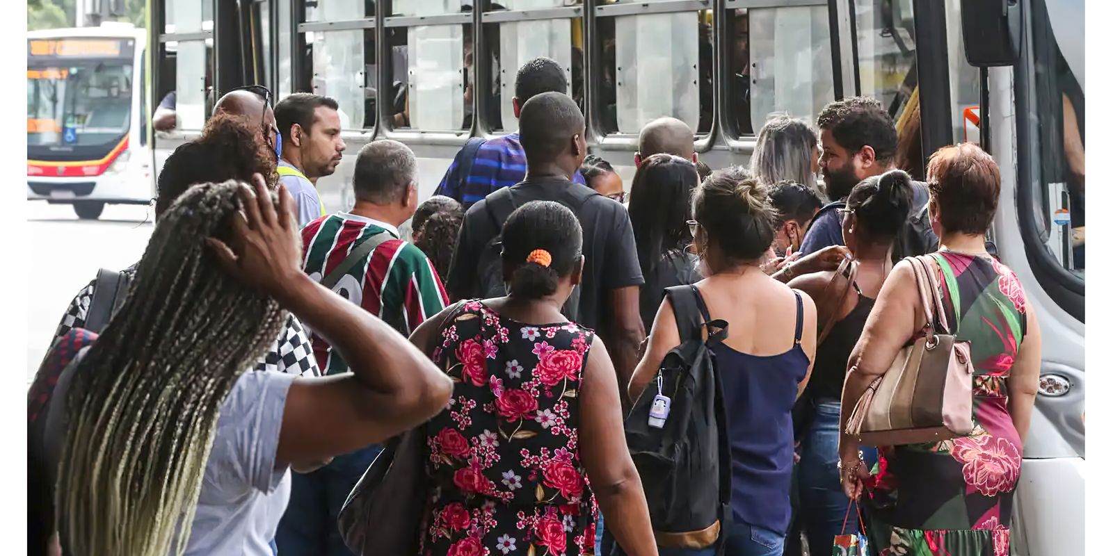 Desemprego de longa duração recua 21,7% e atinge menor patamar histórico, aponta IBGE
