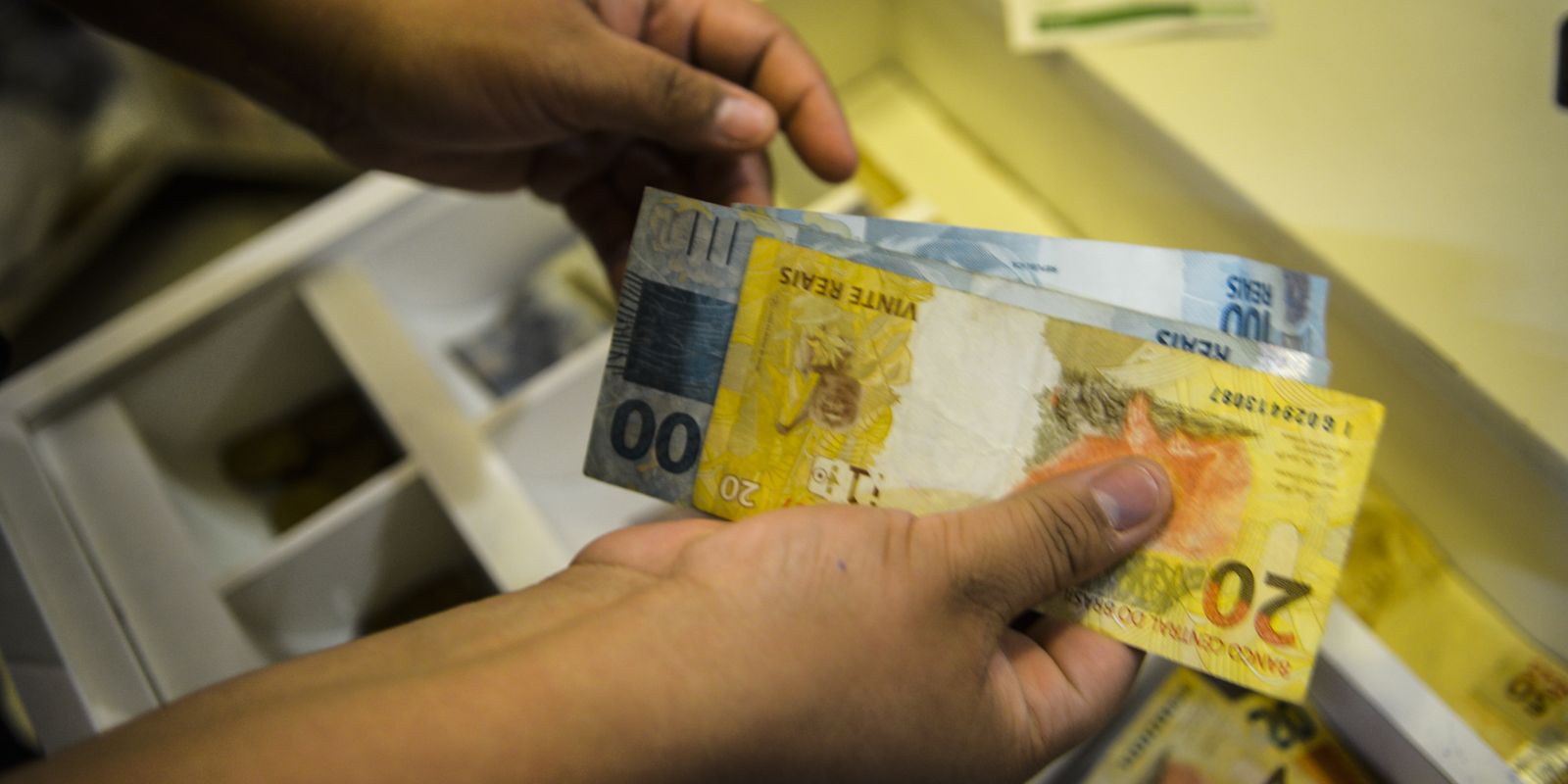 Rendimento do trabalhador atinge recorde no Distrito Federal e em 15 estados