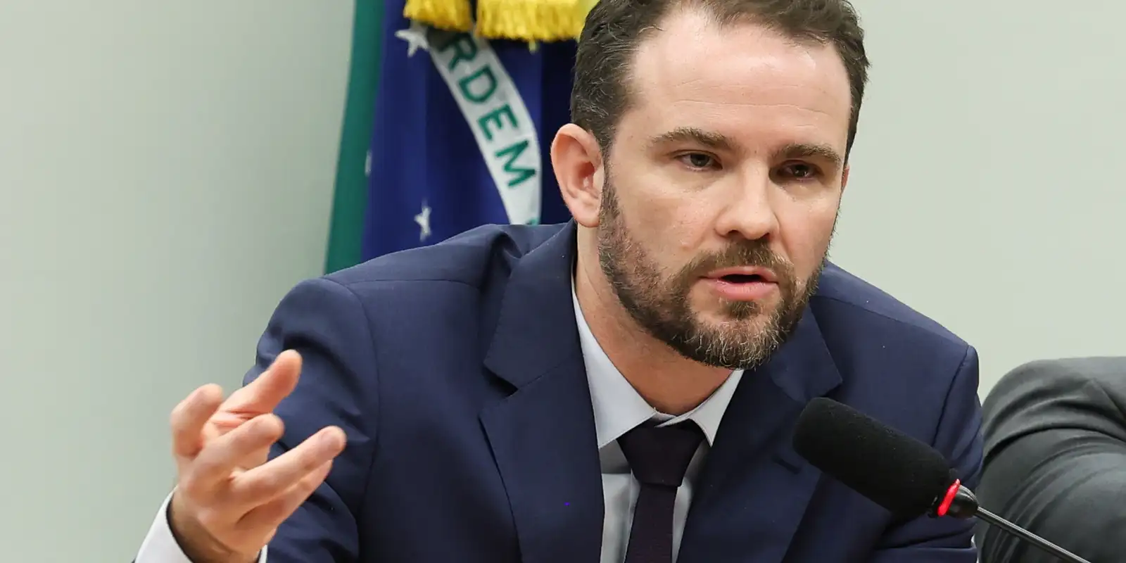 União negocia aval para empréstimo que visa resgatar o BRB, diz Durigan