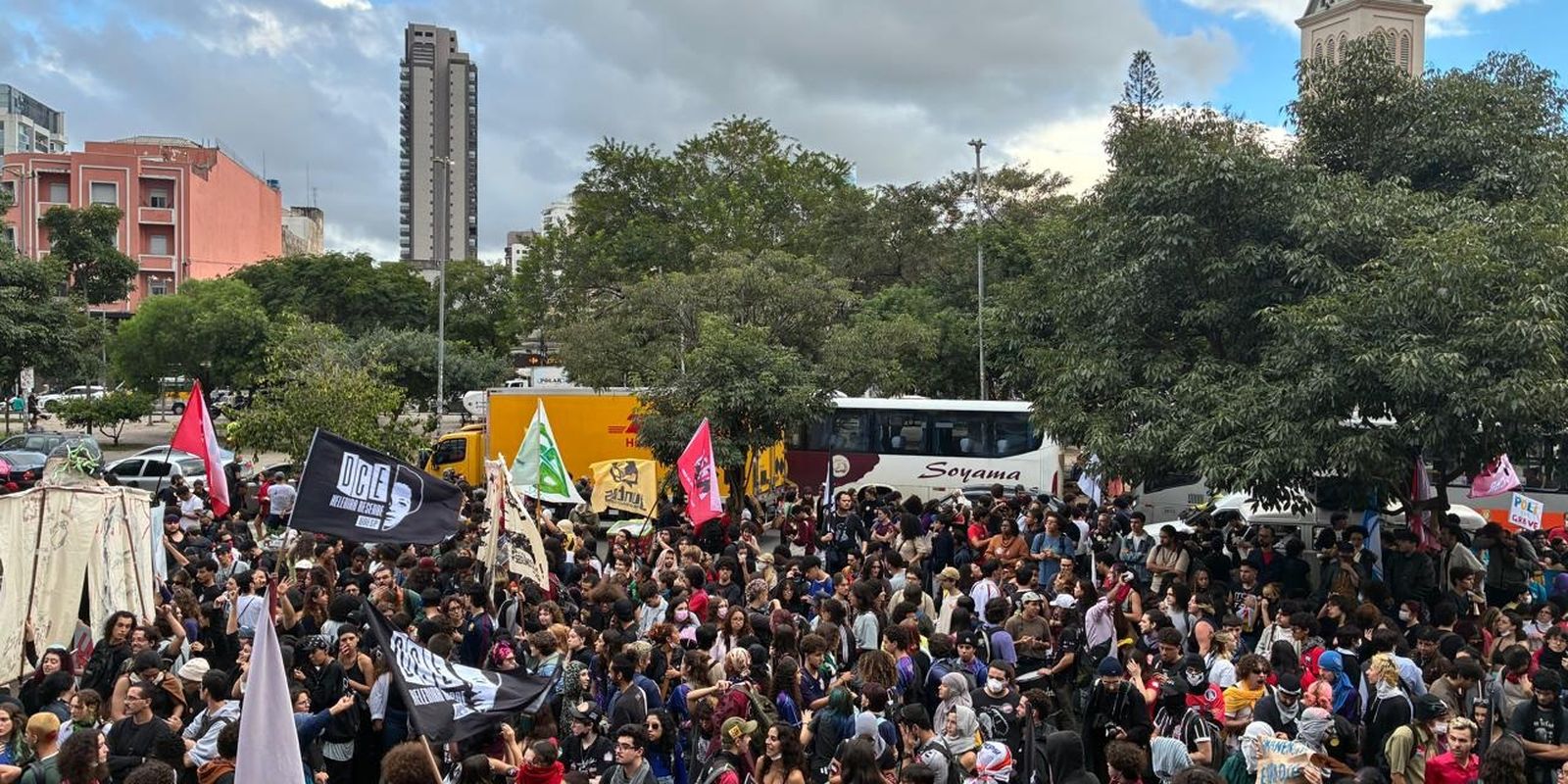 Estudantes em São Paulo protestam contra políticas educacionais e precarização do ensino