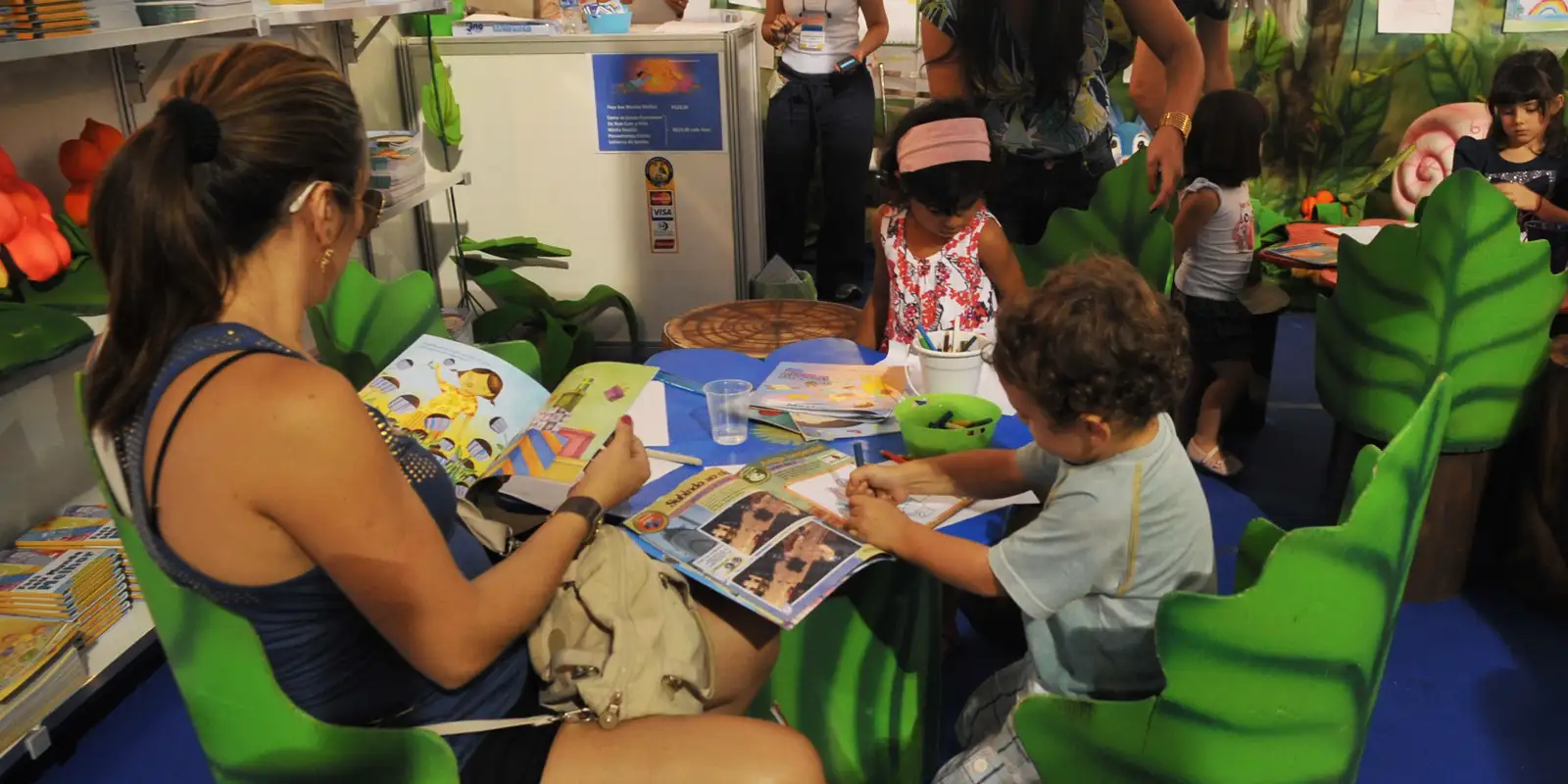 Pesquisa aponta que 53% dos lares brasileiros quase não praticam leitura com crianças