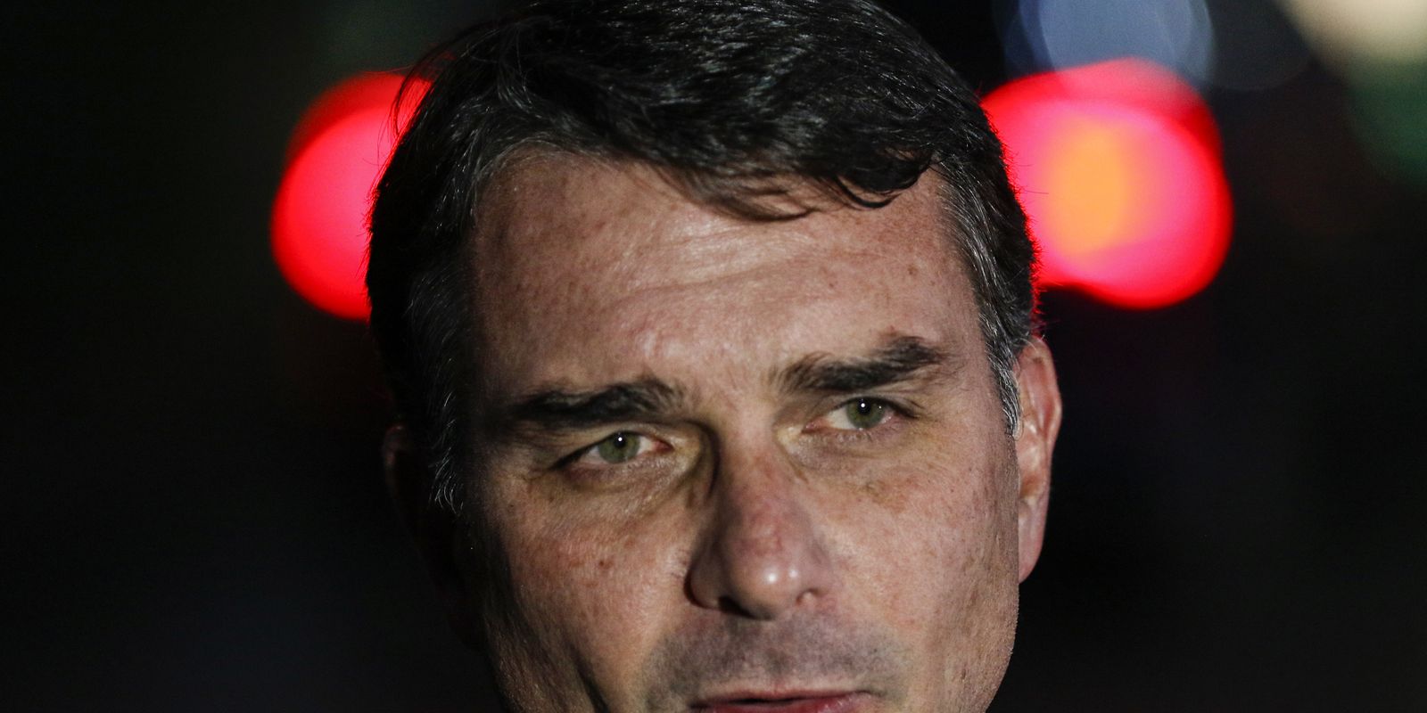 Flávio Bolsonaro reconhece contato com banqueiro Daniel Vorcaro, mas refuta ilegalidade