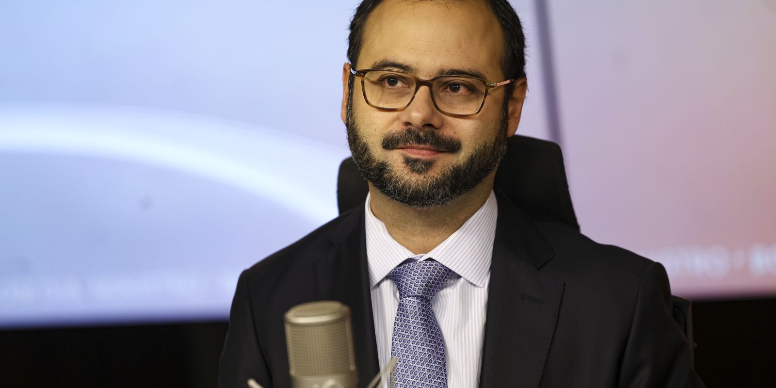 Governo estuda ampliar contratação de funcionários por MEIs após fim da escala 6x1
