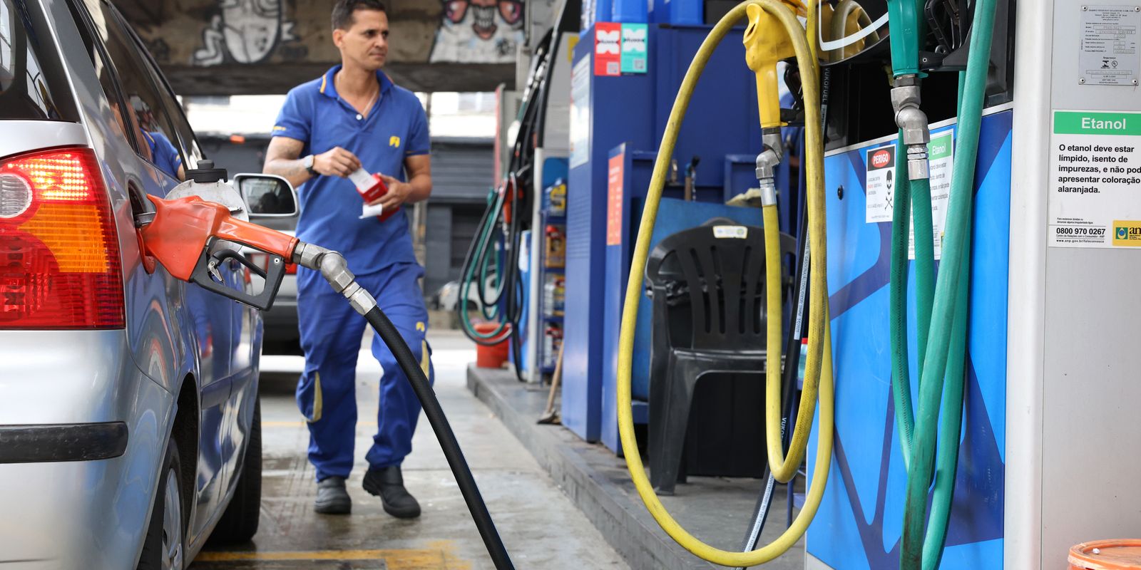 Governo federal define subvenção de R$ 0,44 por litro para a gasolina