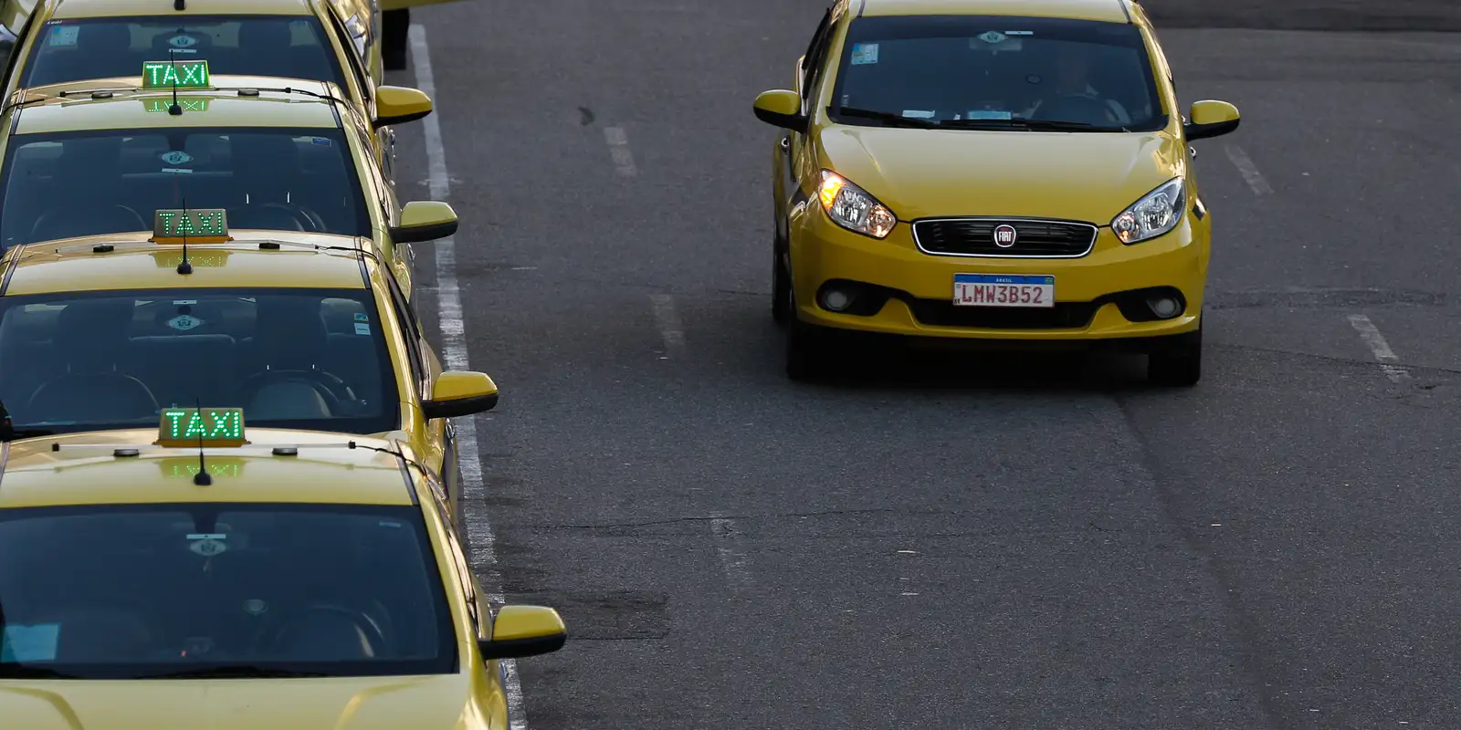 Governo libera R$ 30 bilhões para taxistas e motoristas de aplicativo por meio de MP