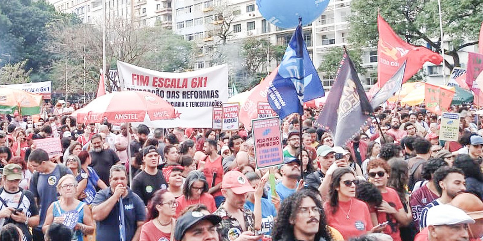 Manifestantes em SP exigem fim da escala 6x1 e combate ao feminicídio