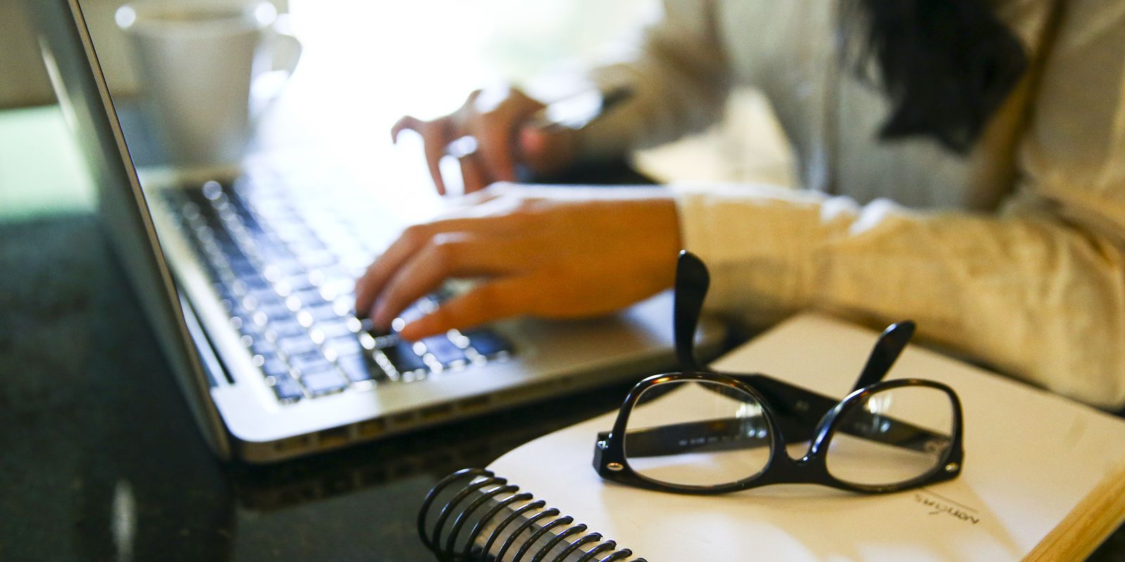 ONU Mulheres alerta para a escalada da violência digital contra jornalistas
