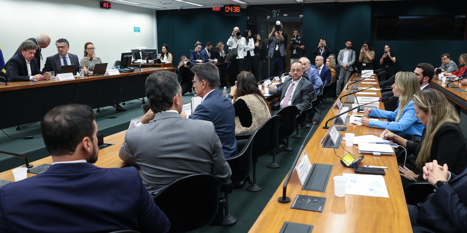 Pedido de vista adia votação de PEC que visa acabar com escala 6x1