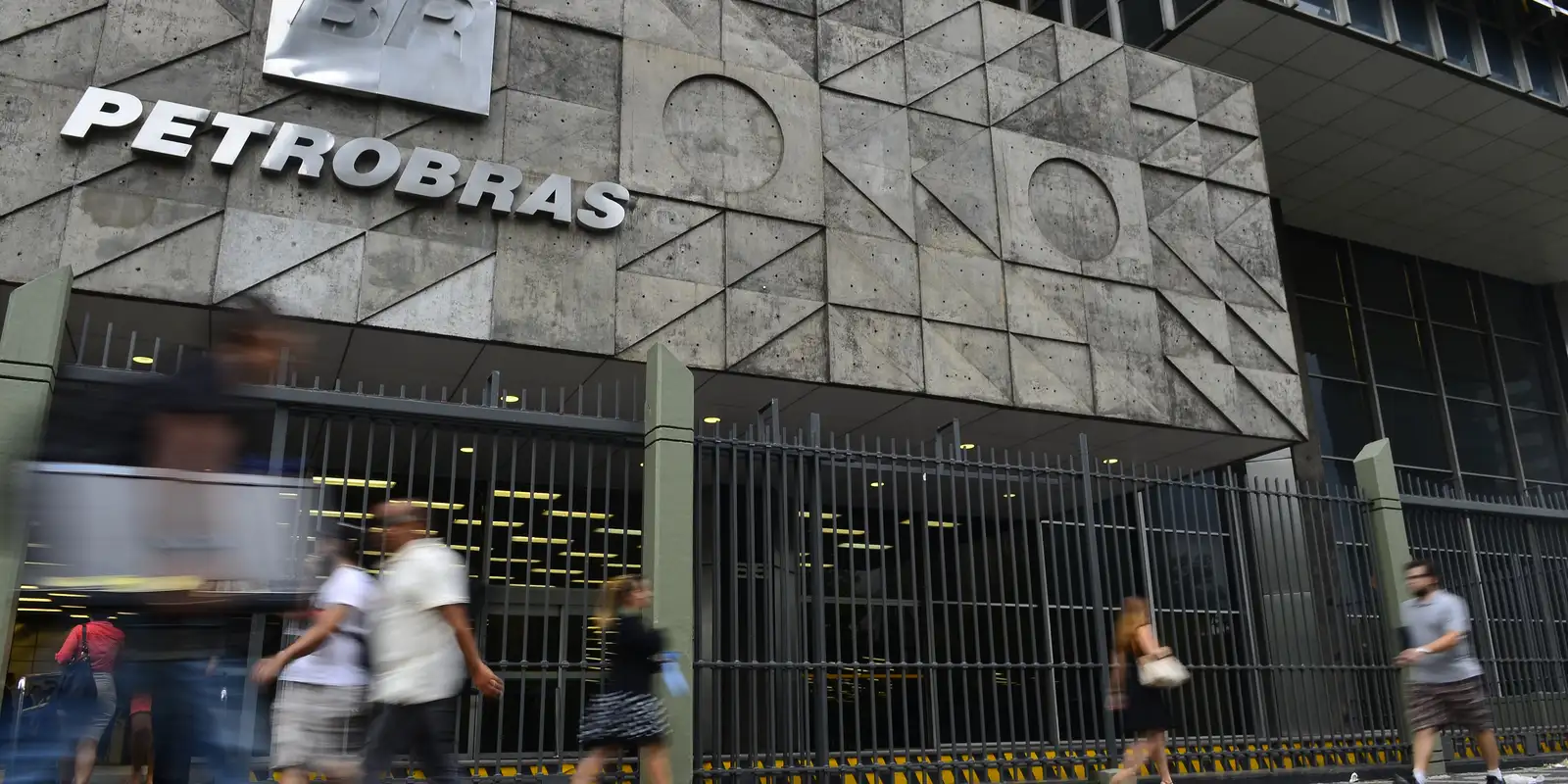 Petrobras eleva em R$ 0,04 o preço da gasolina para as distribuidoras