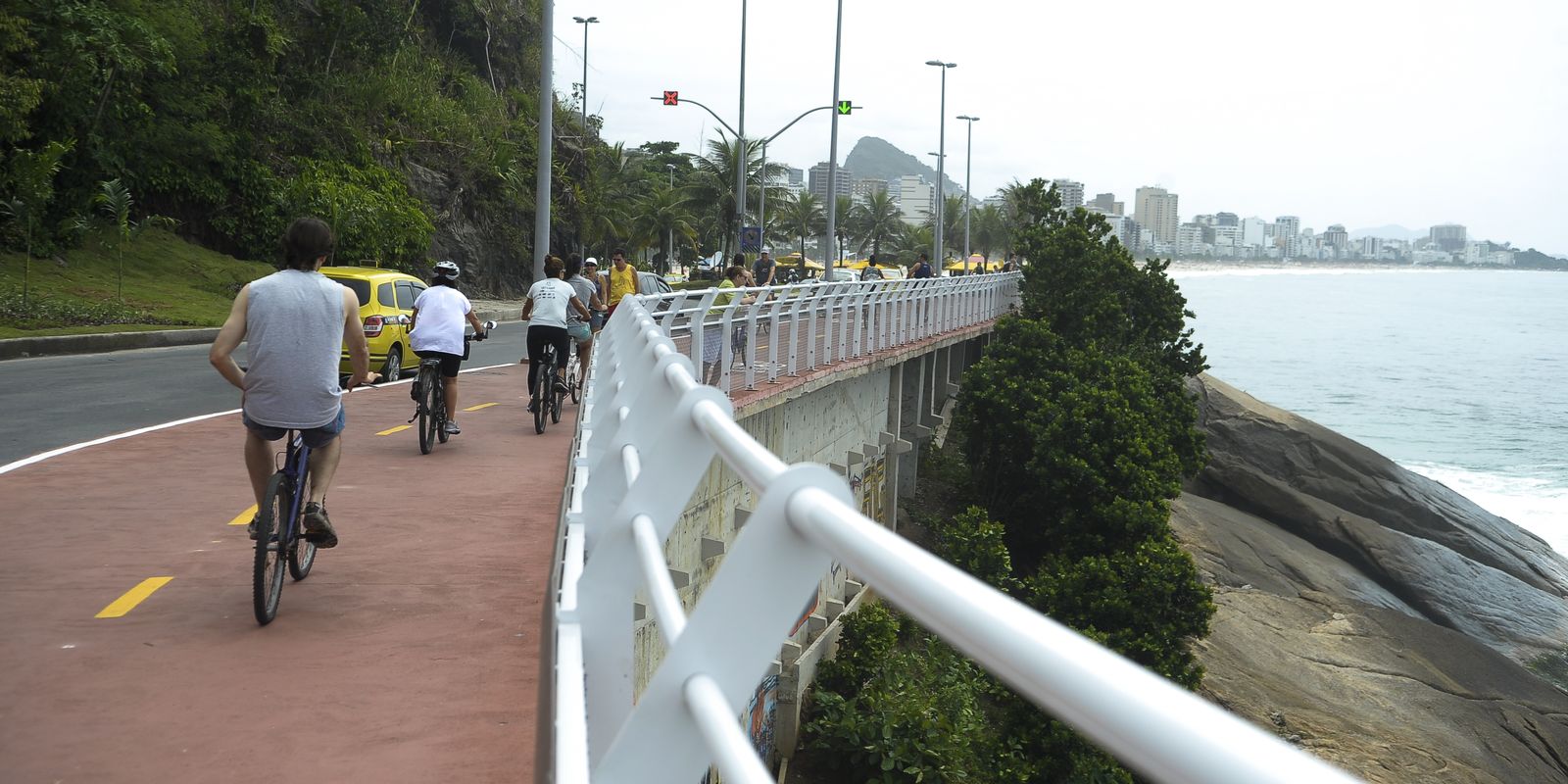 Ciclovia Tim Maia é interditada no Rio de Janeiro devido a ondas de 2 metros