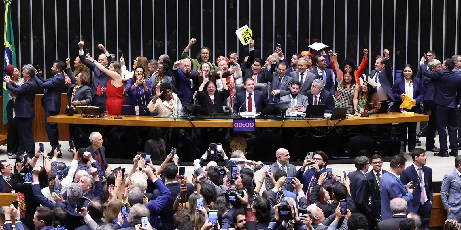 Câmara dos Deputados aprova PEC que extingue escala 6x1; confira os votos contrários
