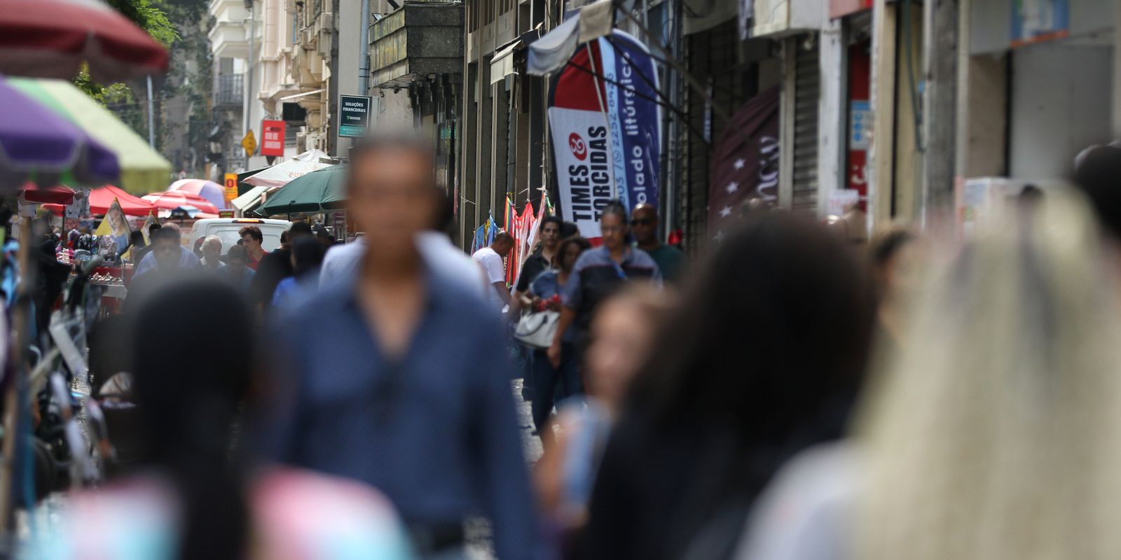 Desemprego entre pessoas pretas supera o de brancos em 55%, segundo o IBGE