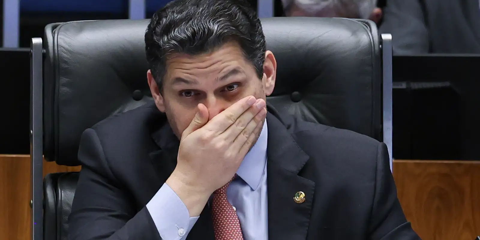 Davi Alcolumbre mantém silêncio sobre a PEC do 6x1 enquanto a oposição busca preservar a escala
