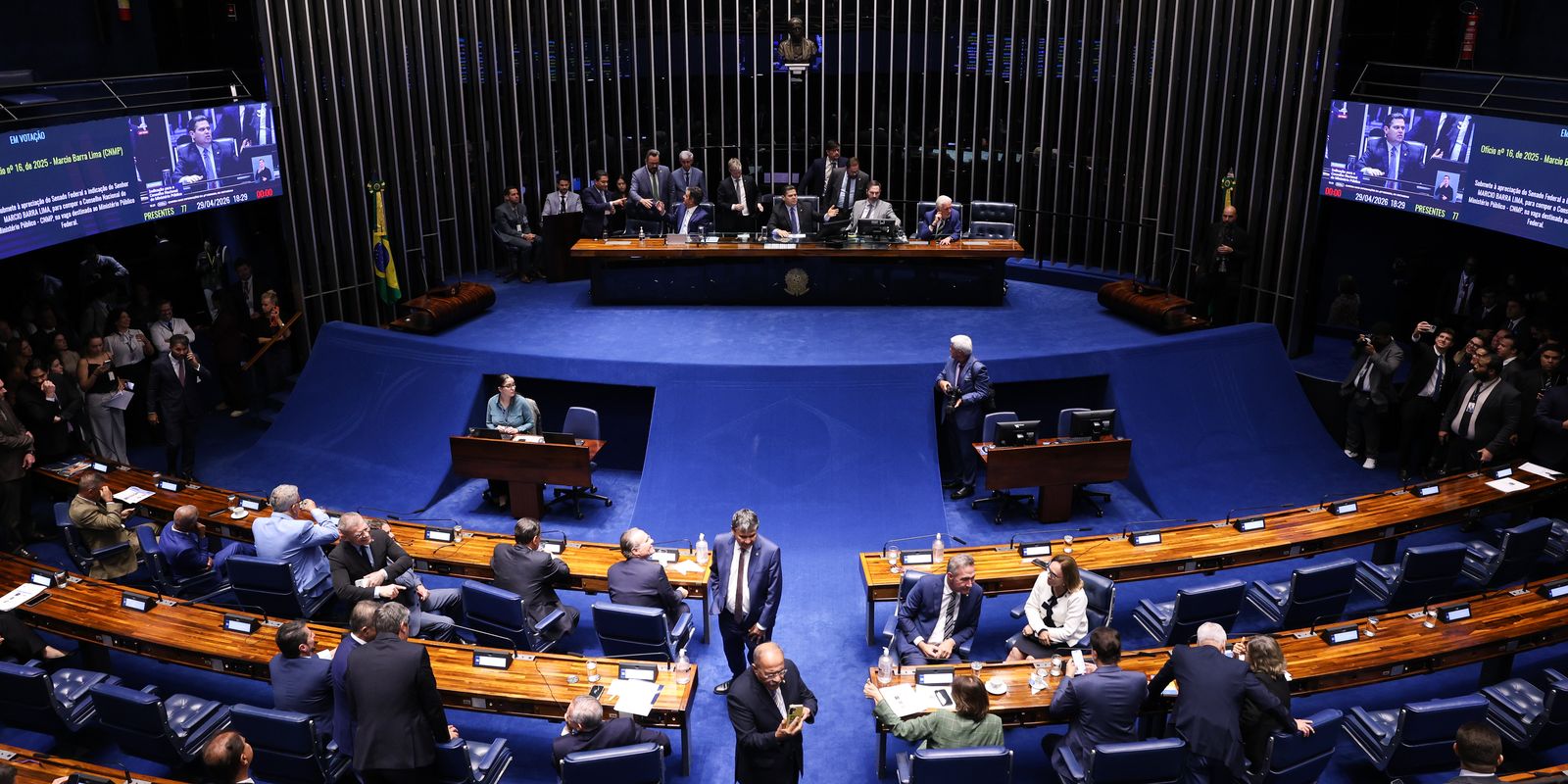 Alcolumbre adia análise de PEC que busca extinguir jornada 6x1 no Senado