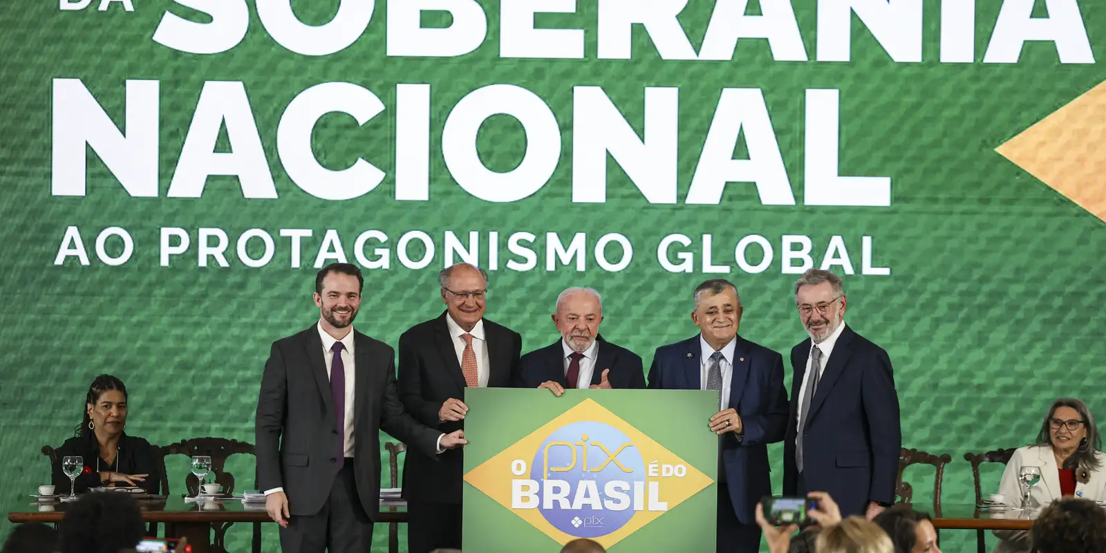 Brasil não se curva, afirma Durigan ao defender soberania e Pix