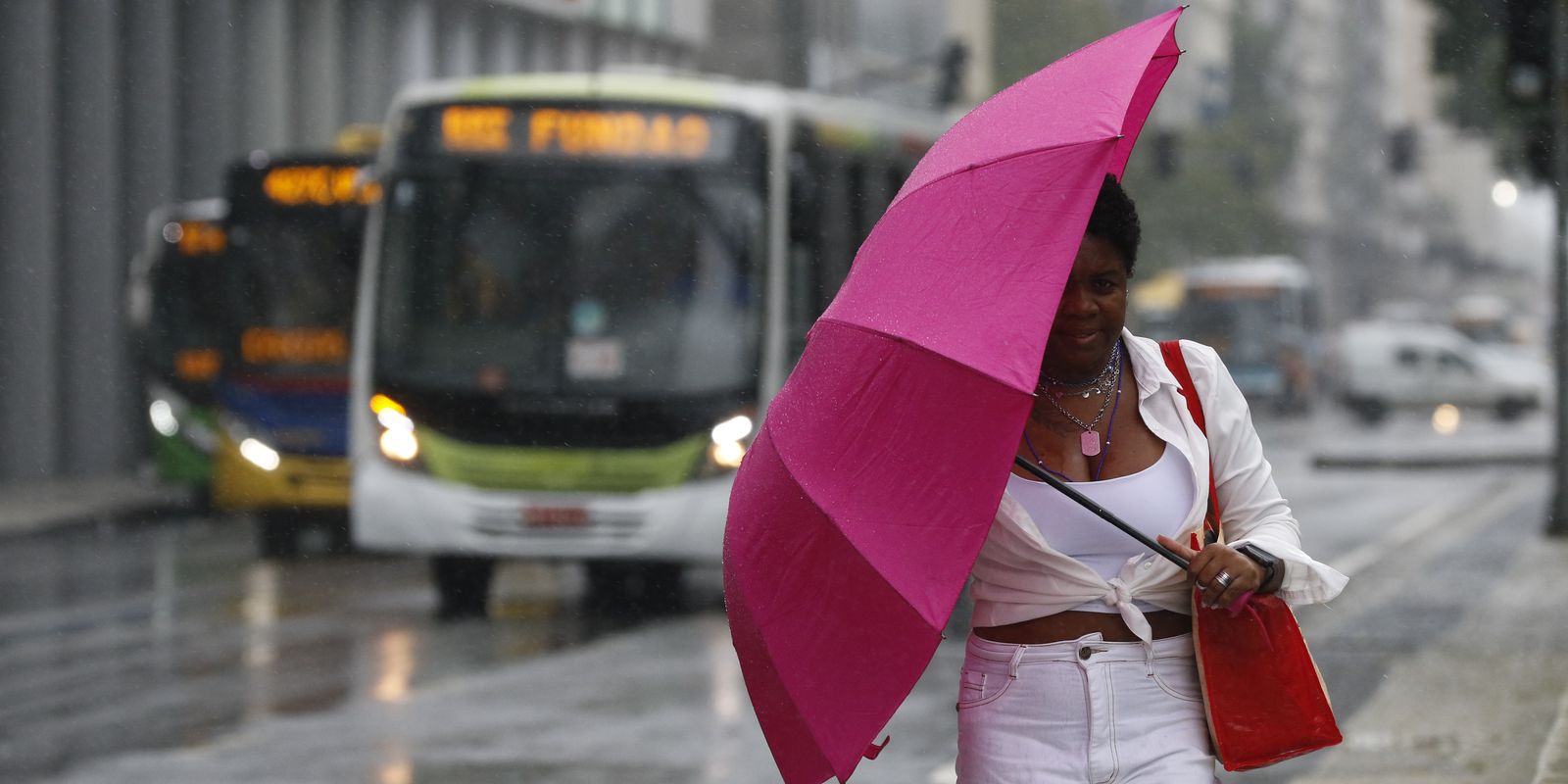 Chuva no Rio de Janeiro cancela apresentação musical em telão de jogo do Brasil