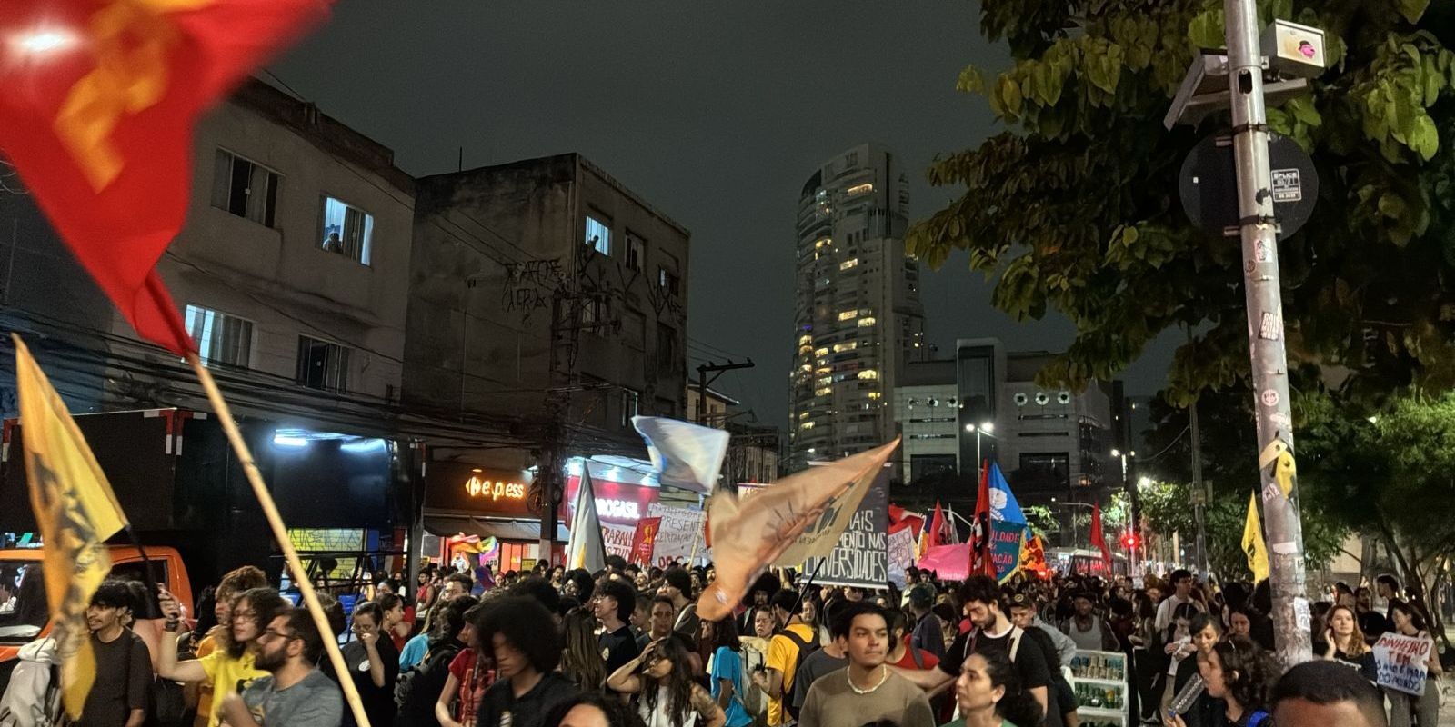 Estudantes de SP protestam contra cortes em universidades públicas