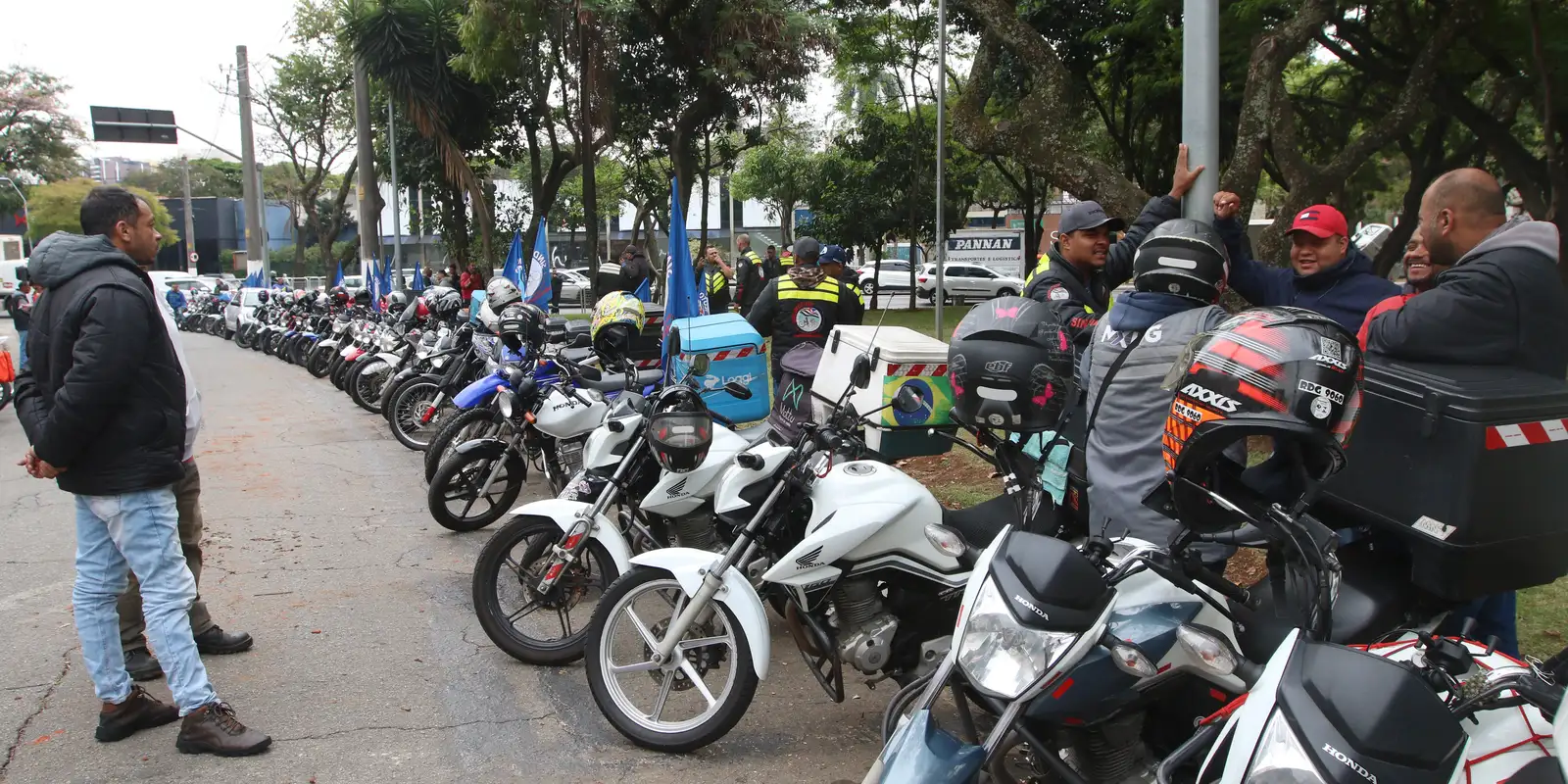 Governo planeja linha de crédito para entregadores de aplicativo de moto