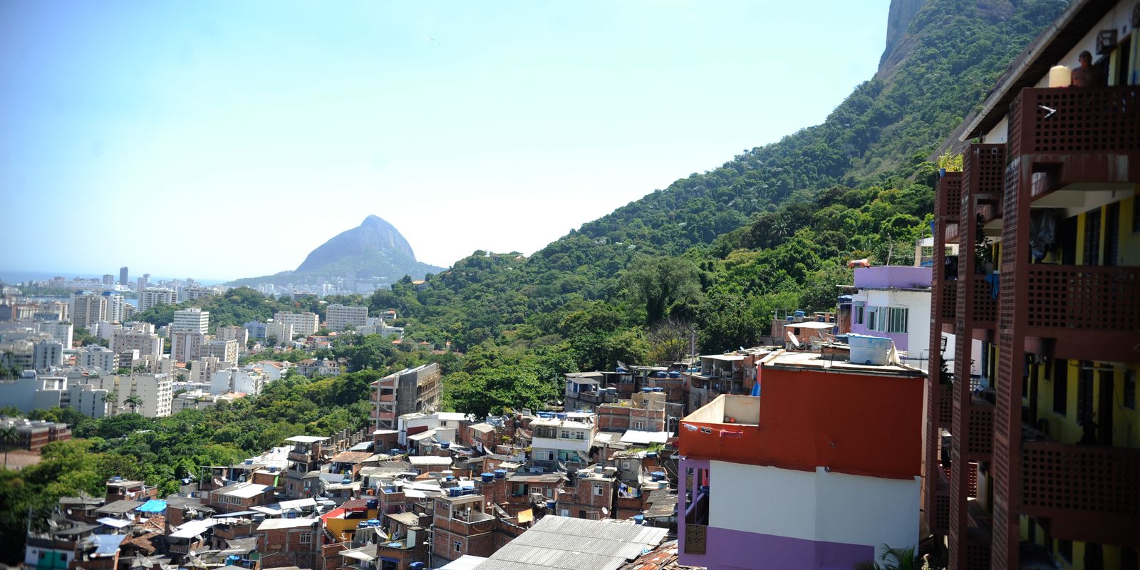 Ação policial na zona sul do Rio resulta em seis prisões e passageiro ferido dentro de ônibus
