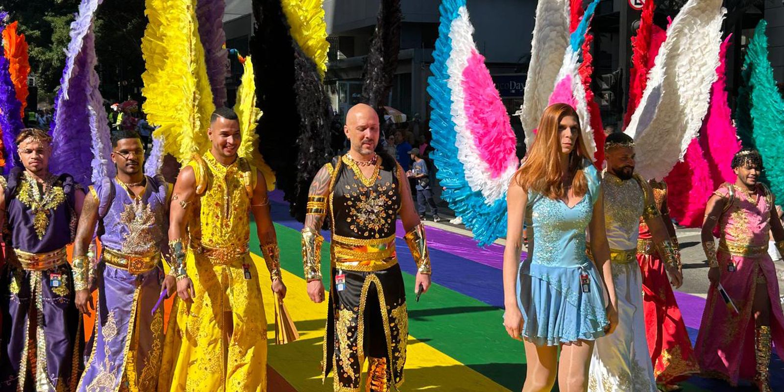Parada do Orgulho LGBT+ exibe urna gigante na Avenida Paulista