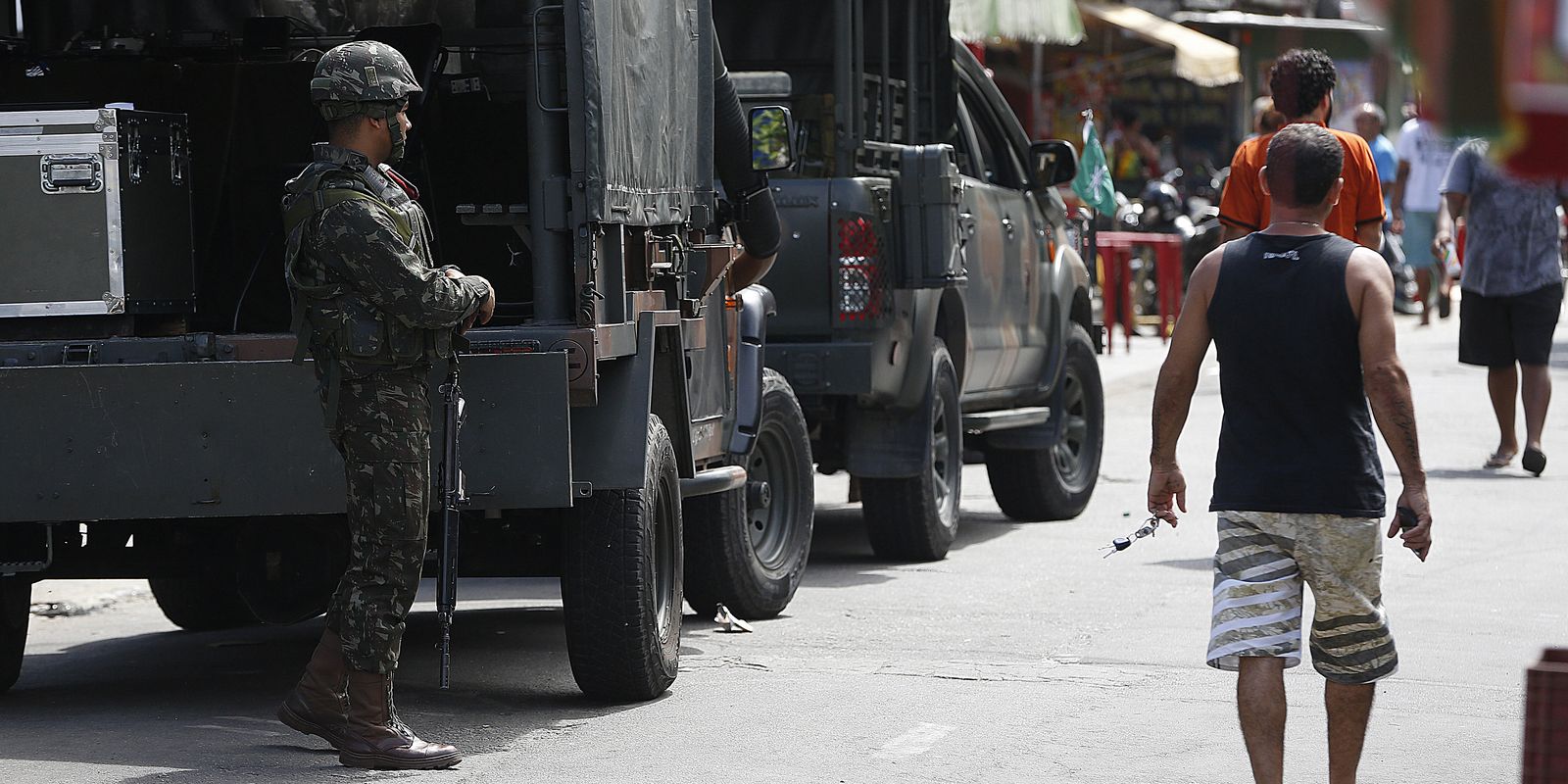 Operação policial em busca de 56 mandados de prisão na Maré, Rio de Janeiro
