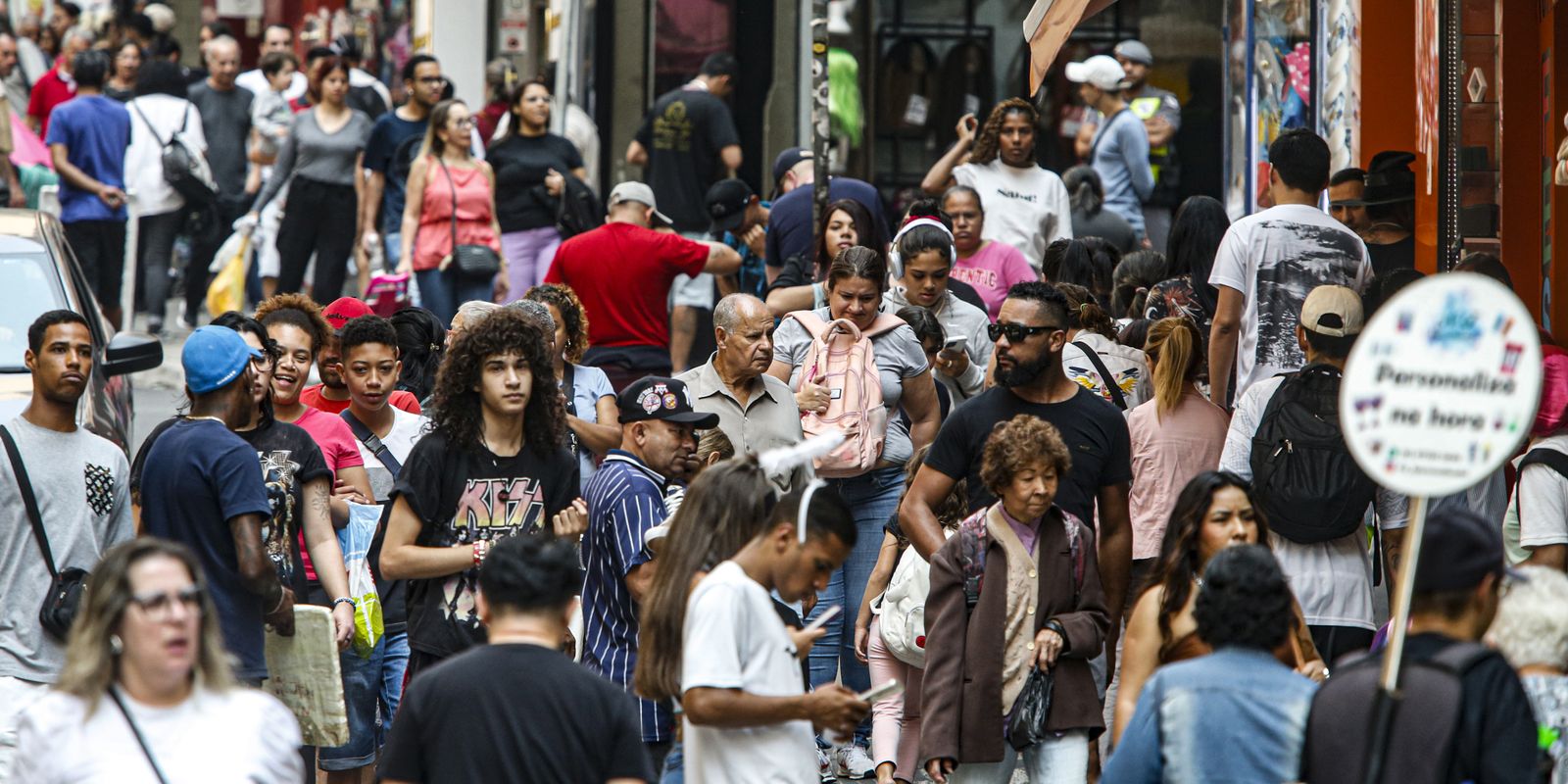 Salários impulsionam redução da pobreza em 22 regiões metropolitanas