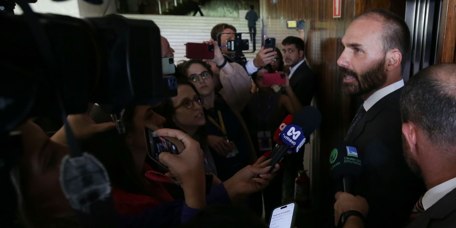 STF condena Eduardo Bolsonaro por coação e o declara inelegível