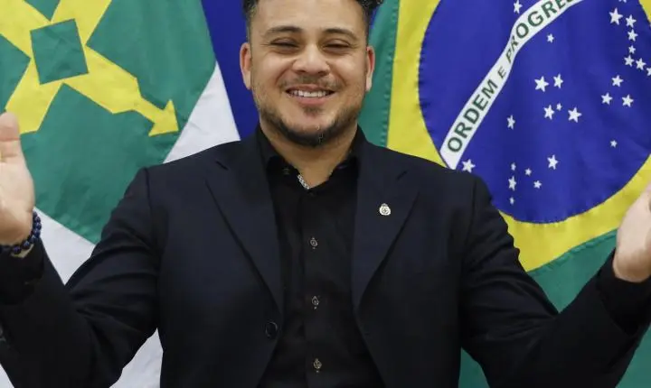 Adotado na Holanda, cantor almeja retorno ao Brasil