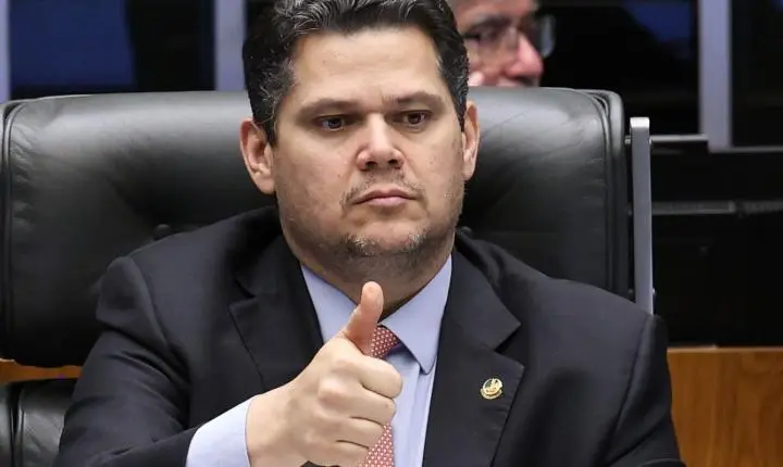 Alcolumbre sugere aprimorar PEC da jornada de trabalho e prioriza análise em comissões