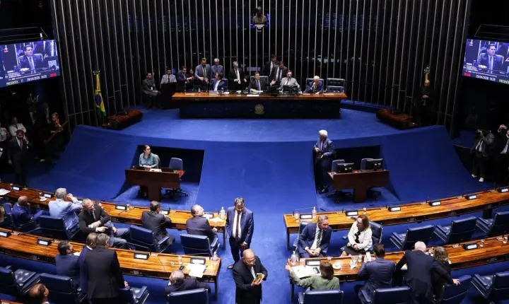 Alcolumbre adia análise de PEC que busca extinguir jornada 6x1 no Senado