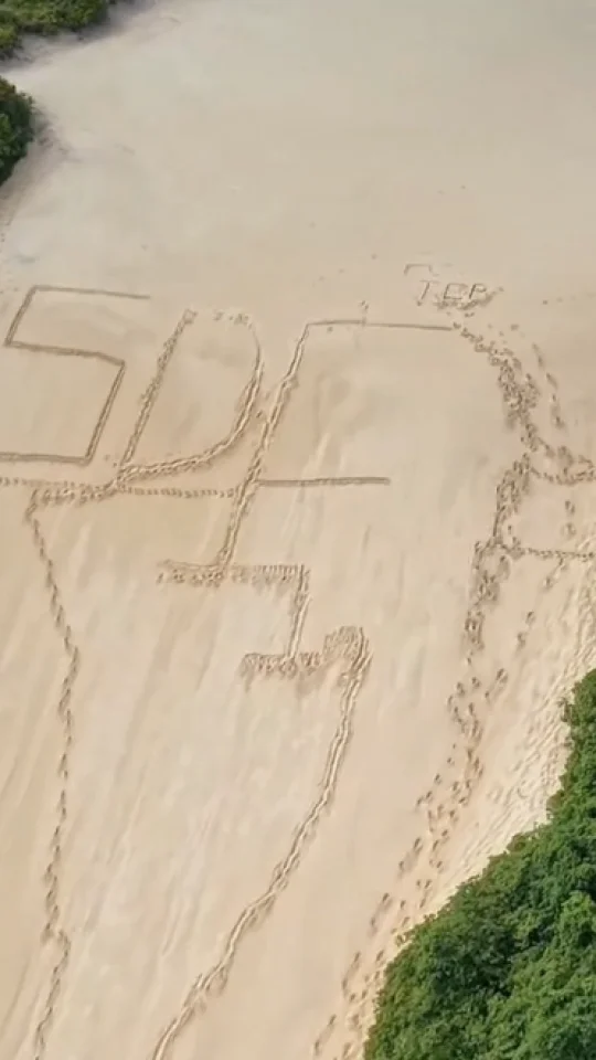 Cartão-postal de Natal amanhece com marcação misteriosa na areia