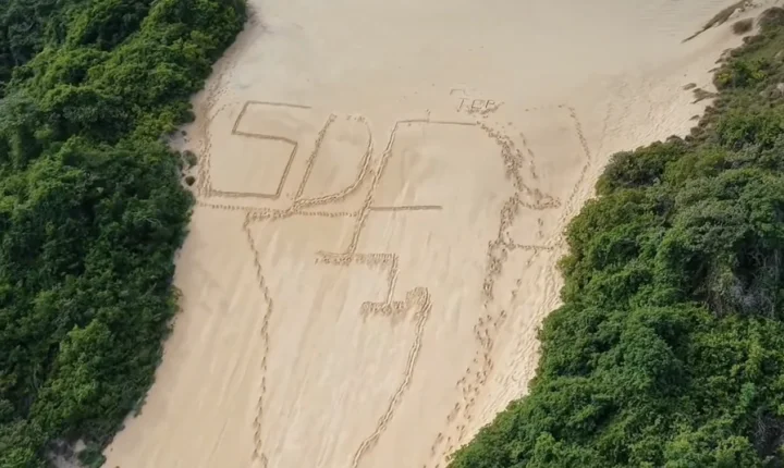 Cartão-postal de Natal amanhece com marcação misteriosa na areia