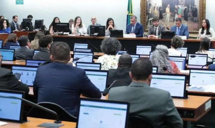 CCJ da Câmara adia votação de PEC sobre maioridade penal