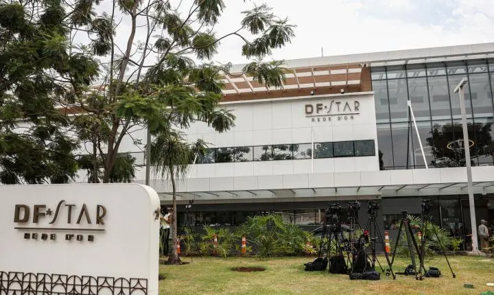 Bolsonaro passa por cirurgia no ombro sem intercorrências, informa equipe médica