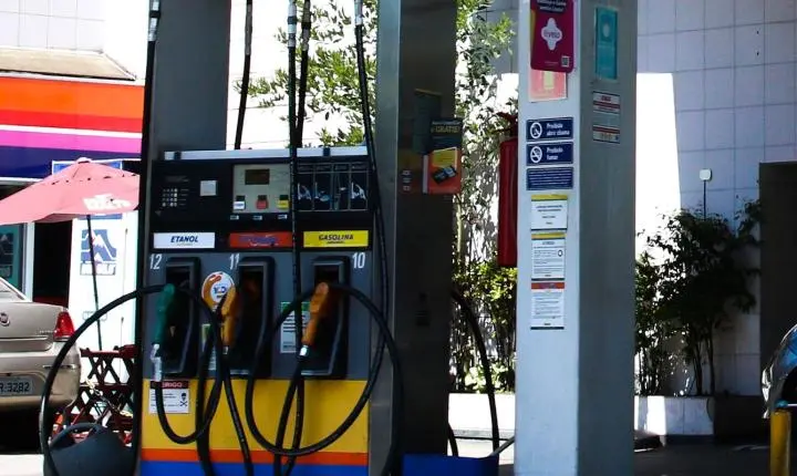 Preço da gasolina recua impulsionado por etanol e subvenção governamental
